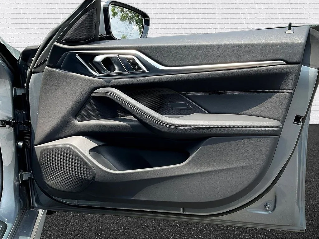 BMW i4 photo 23