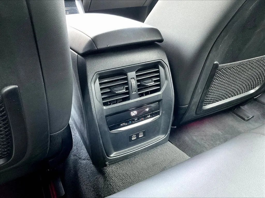 BMW i4 photo 10