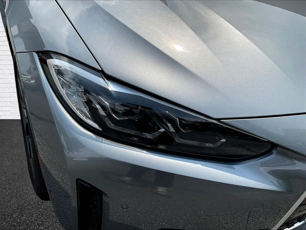 BMW i4 photo 25