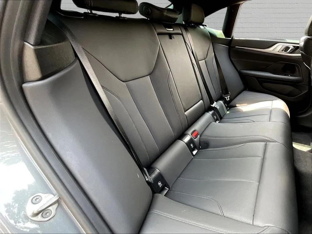 BMW i4 photo 21