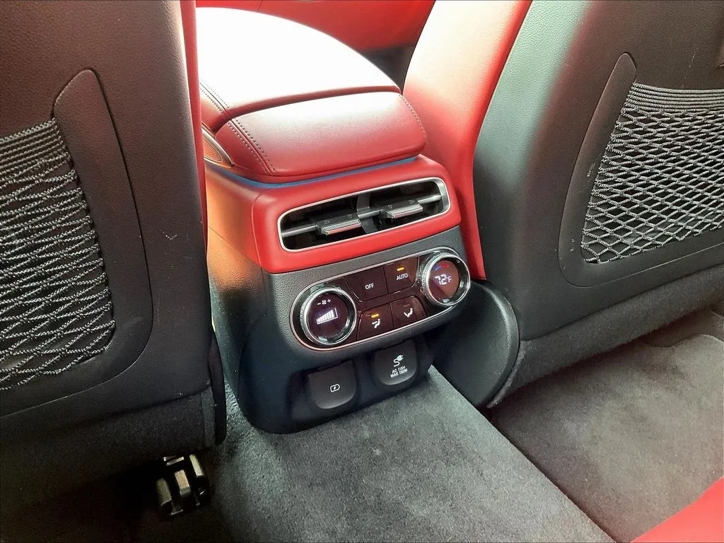 Genesis GV70 photo 10