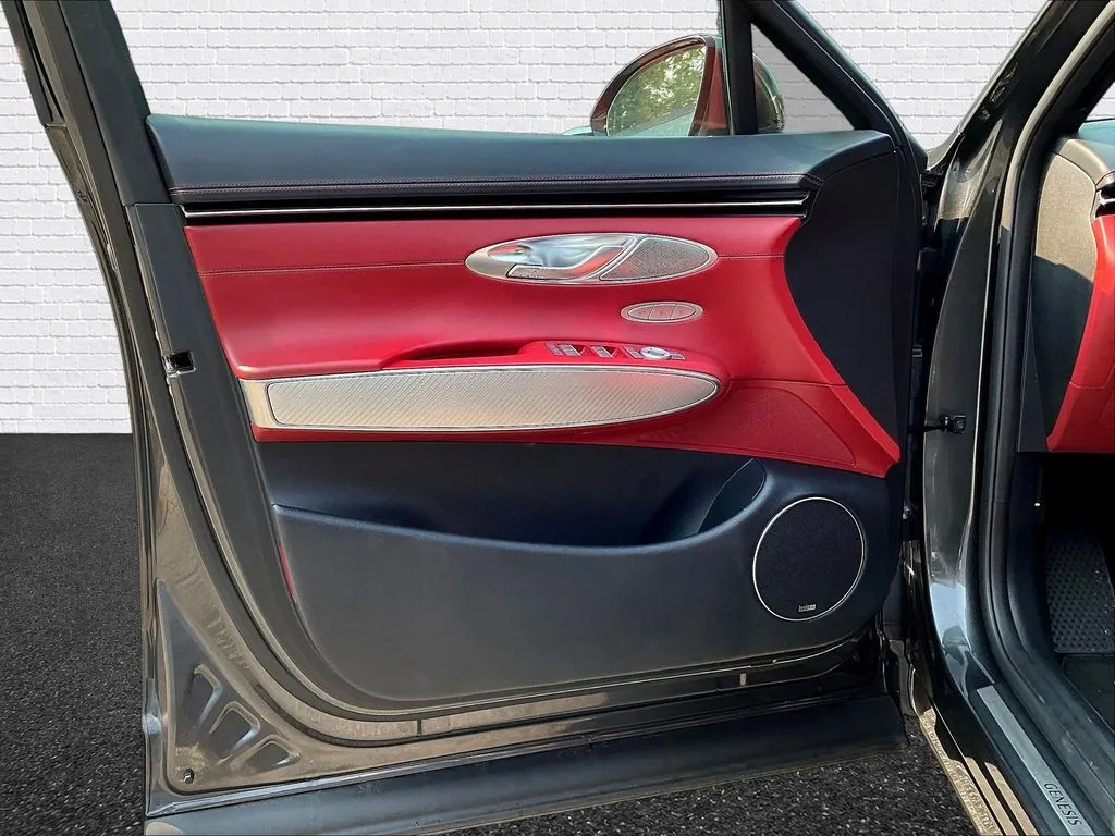 Genesis GV70 photo 17
