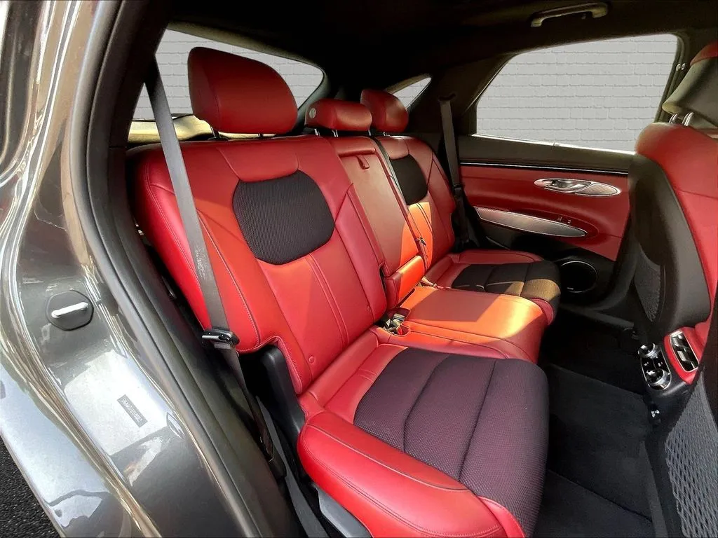Genesis GV70 photo 22