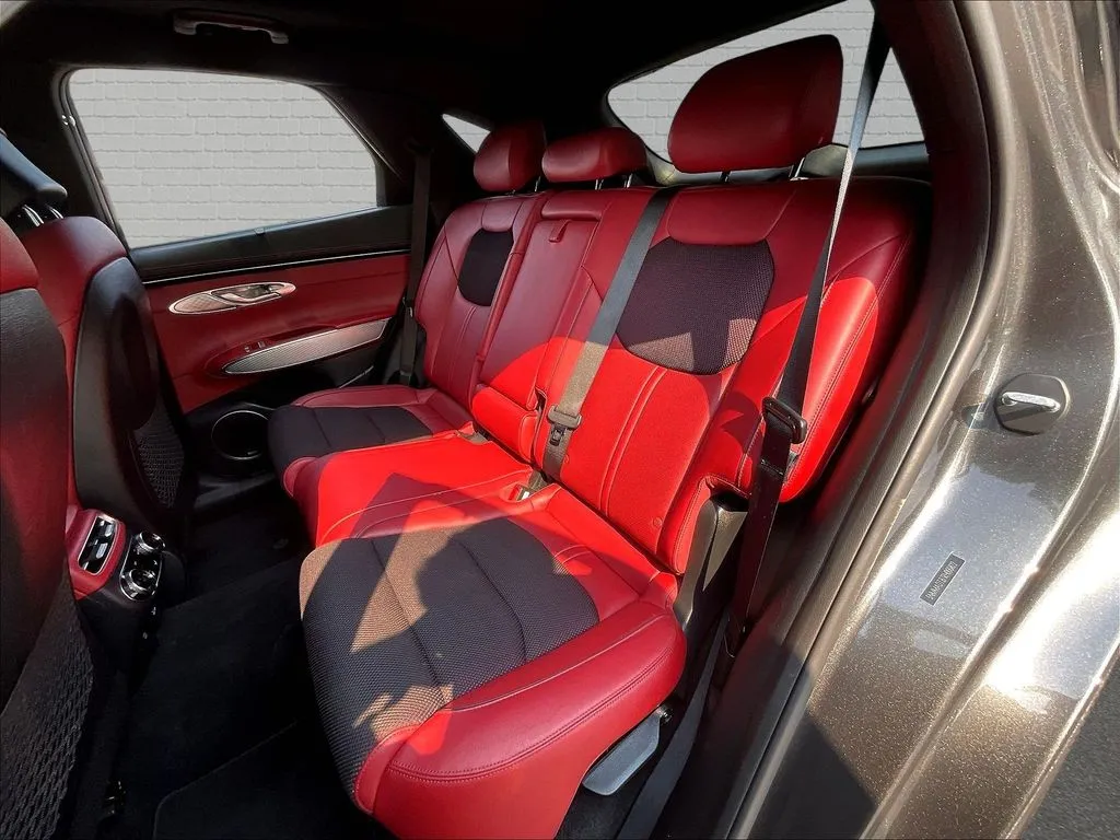 Genesis GV70 photo 19