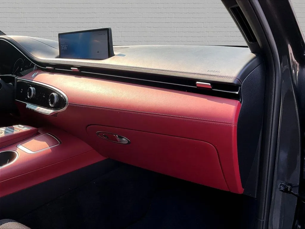 Genesis GV70 photo 23