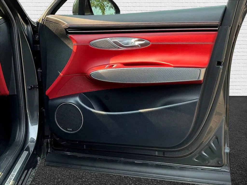 Genesis GV70 photo 25
