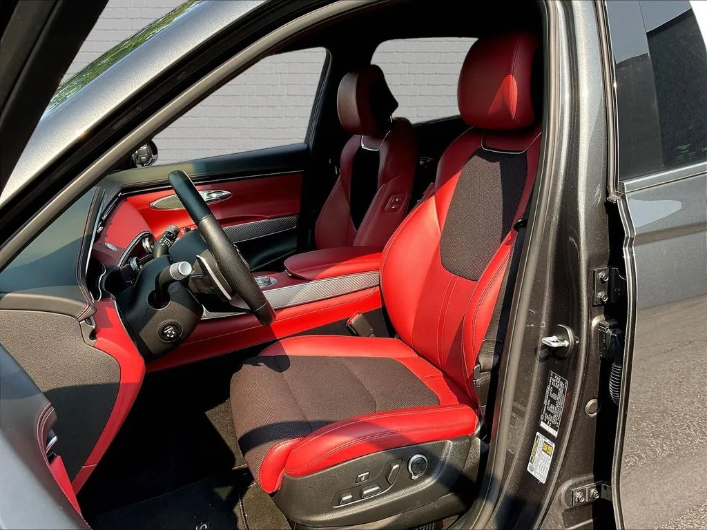 Genesis GV70 photo 18