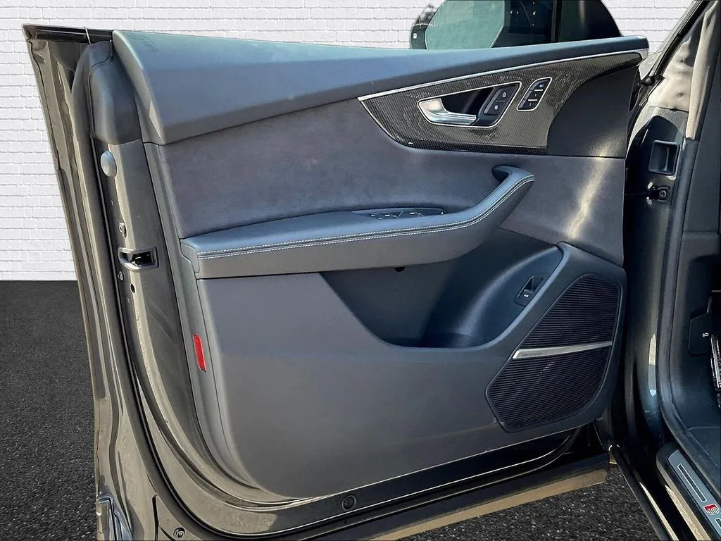 Audi SQ8 photo 17