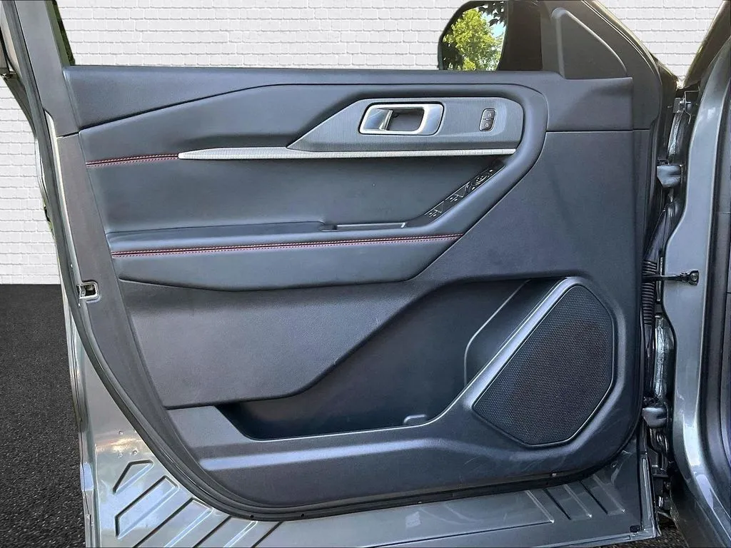 Ford Explorer photo 18