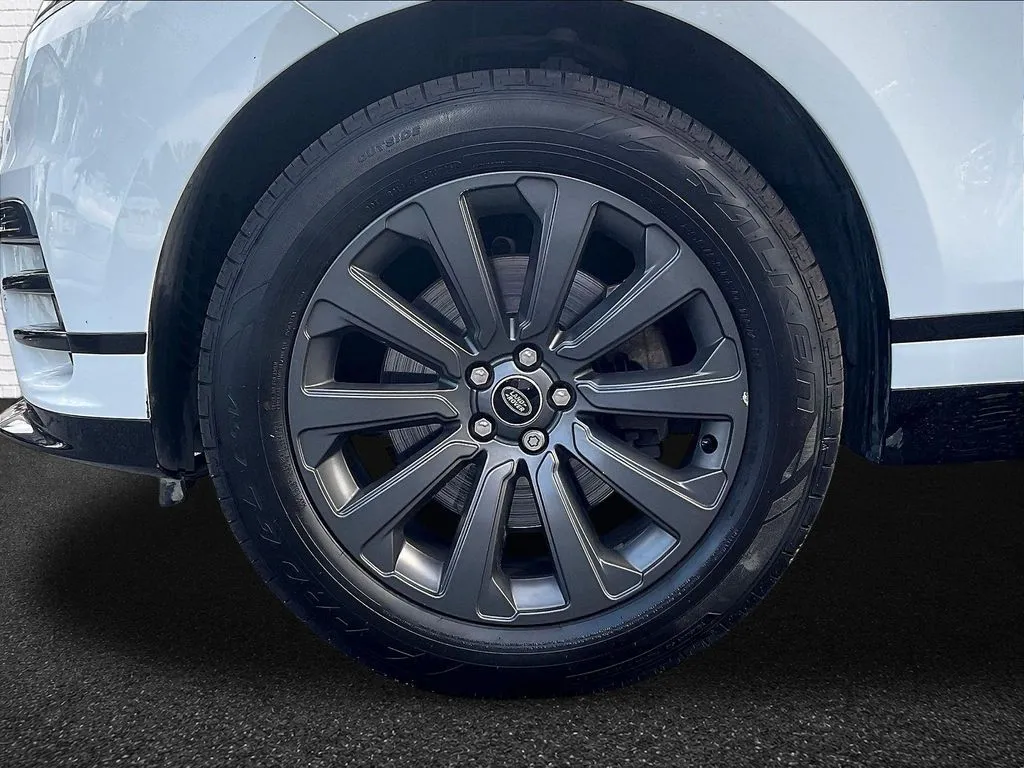 Land Rover Range Rover Velar photo 32