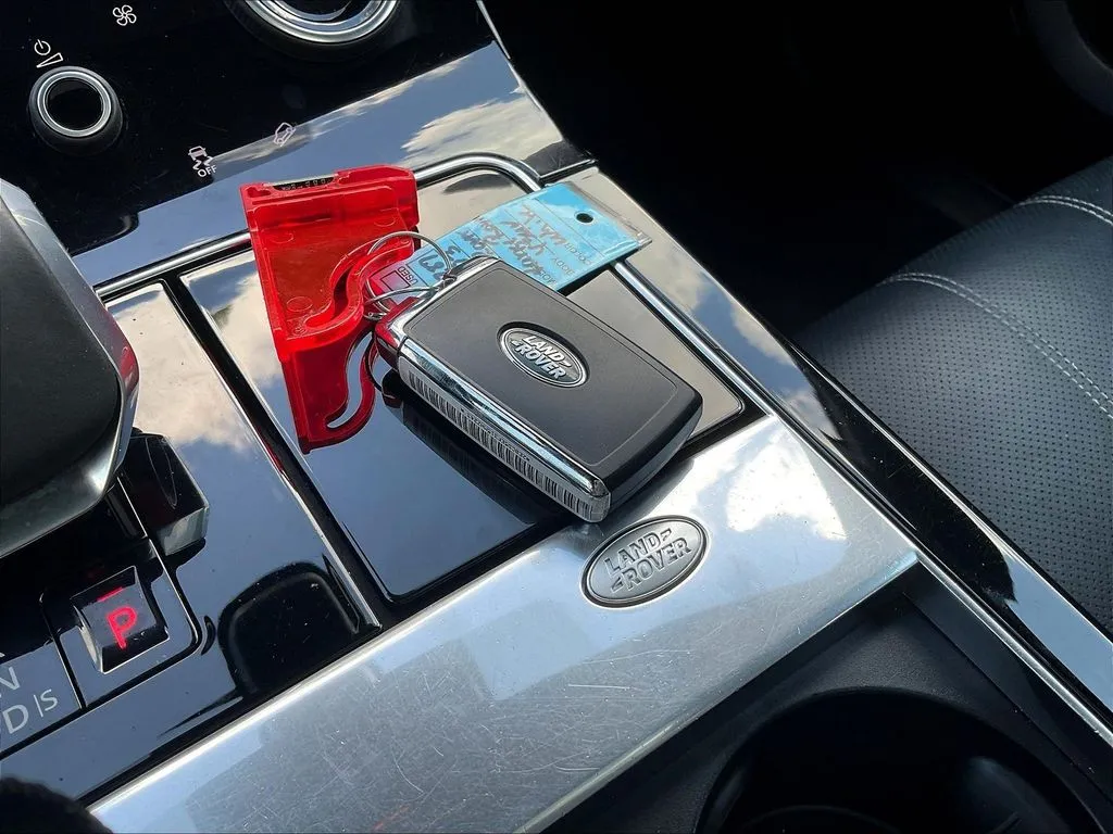 Land Rover Range Rover Velar photo 33