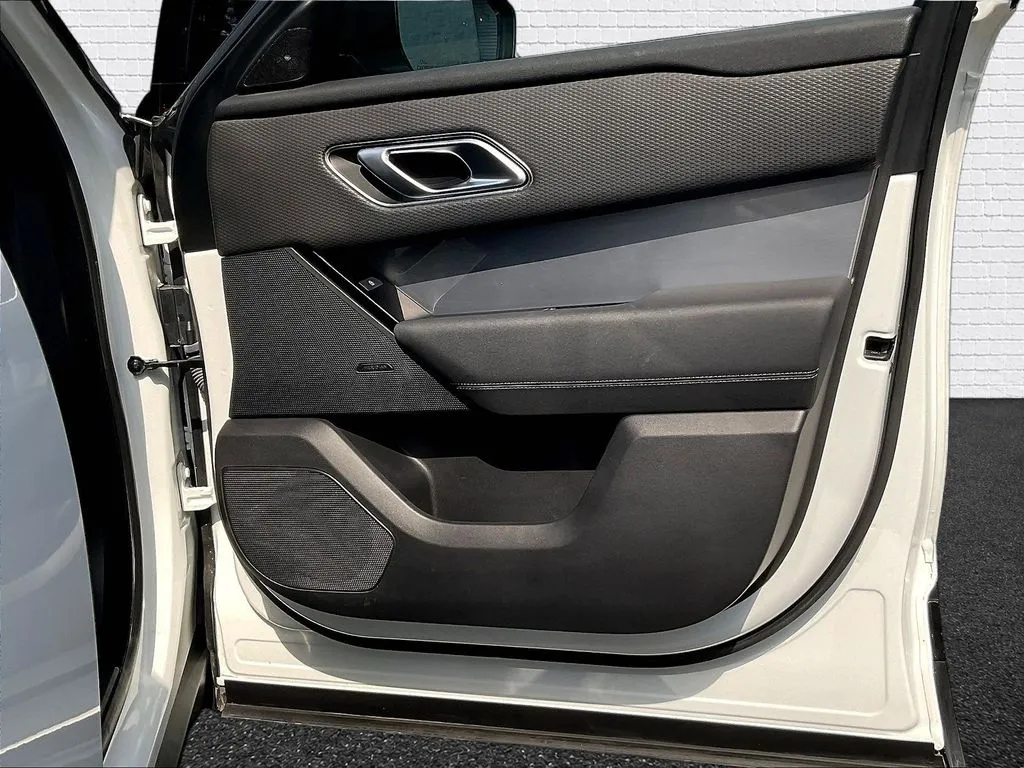 Land Rover Range Rover Velar photo 28