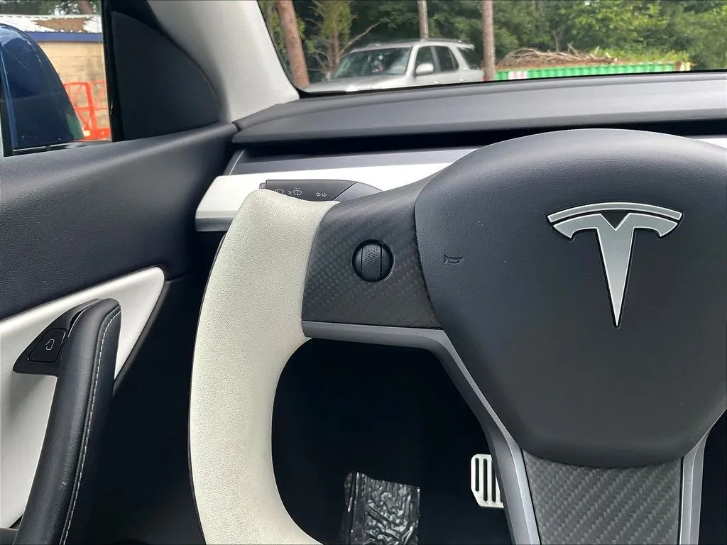 Tesla Model Y photo 11