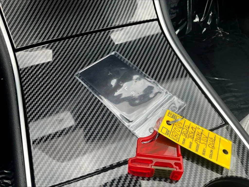 Tesla Model Y photo 25