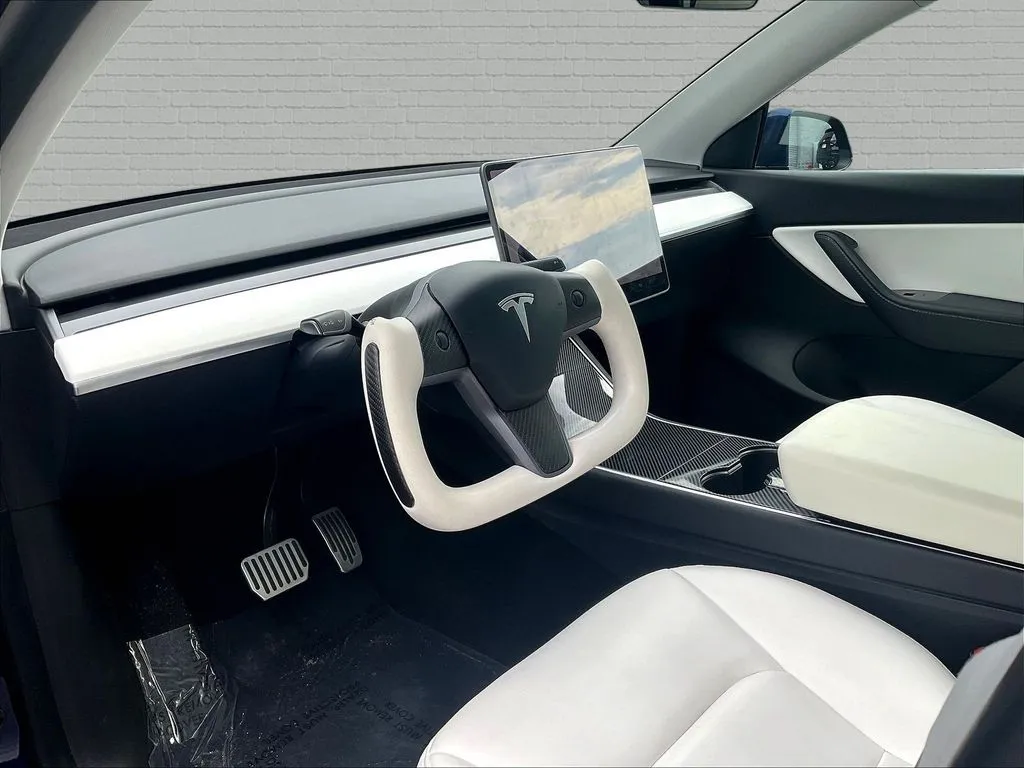 Tesla Model Y photo 14