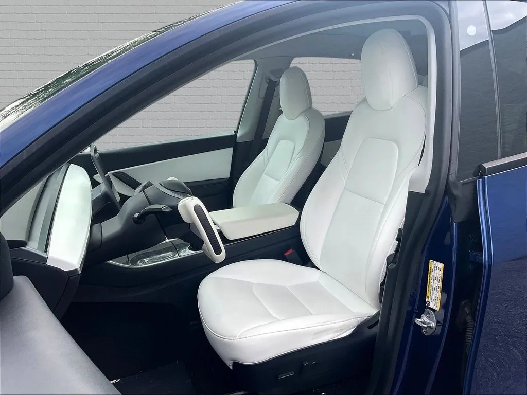 Tesla Model Y photo 17
