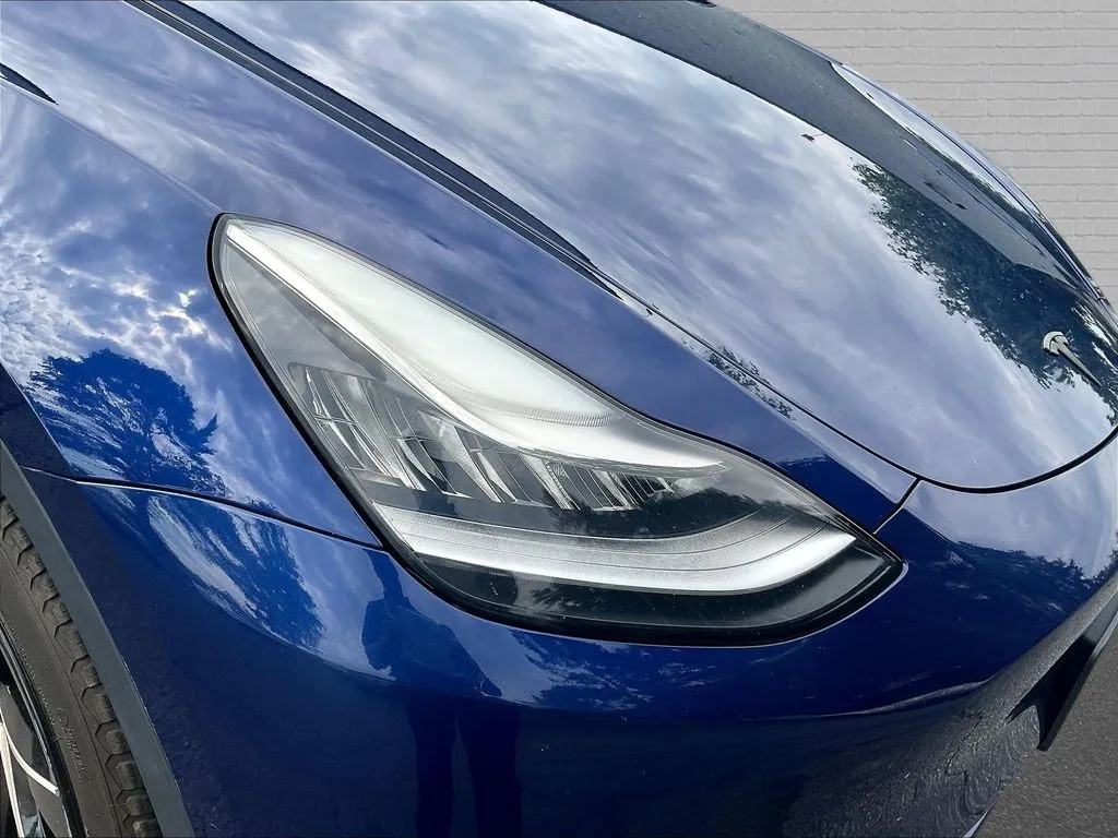 Tesla Model Y photo 24