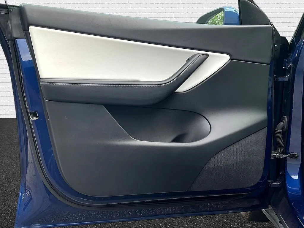 Tesla Model Y photo 16