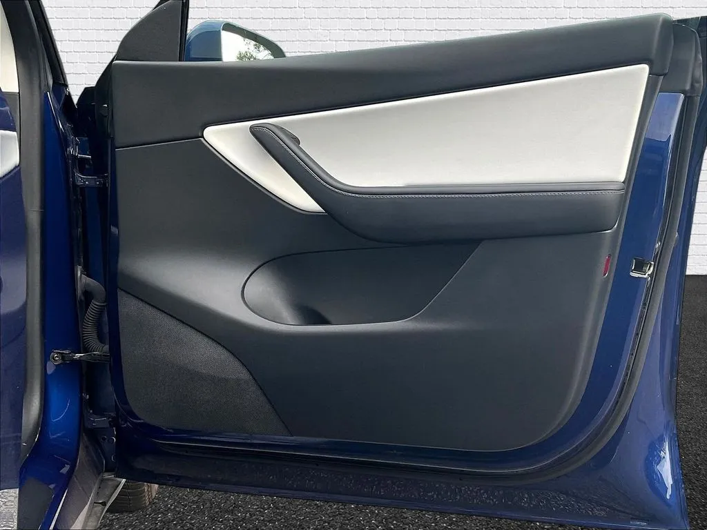 Tesla Model Y photo 23