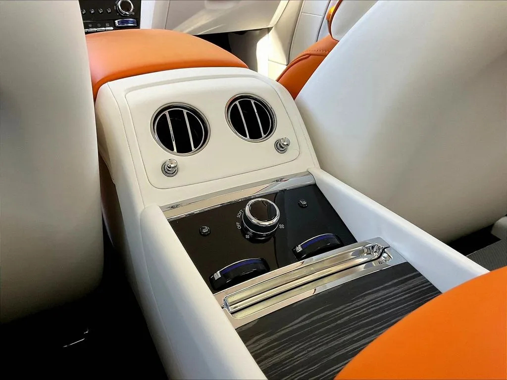 Rolls-Royce Spectre photo 12