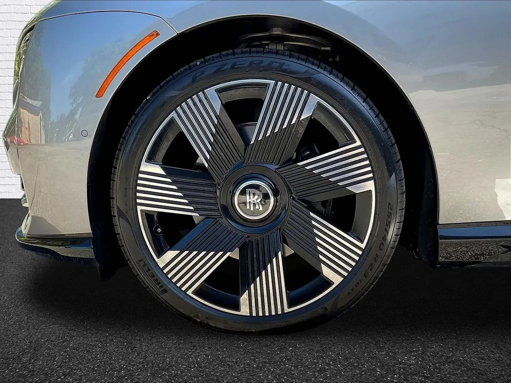 Rolls-Royce Spectre photo 31