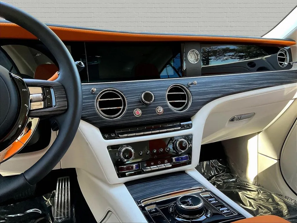 Rolls-Royce Spectre photo 11