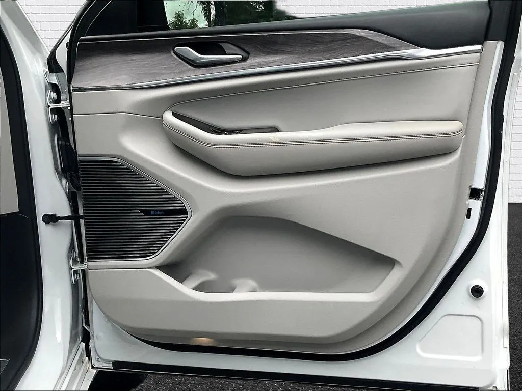 Jeep Grand Cherokee L photo 23