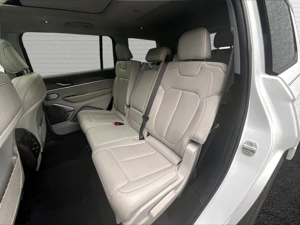 Jeep Grand Cherokee L photo 18