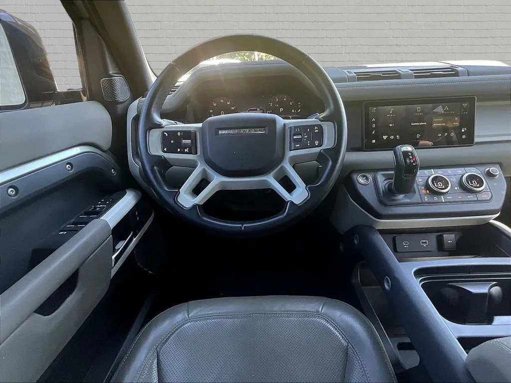 Land Rover Defender 110 photo 8