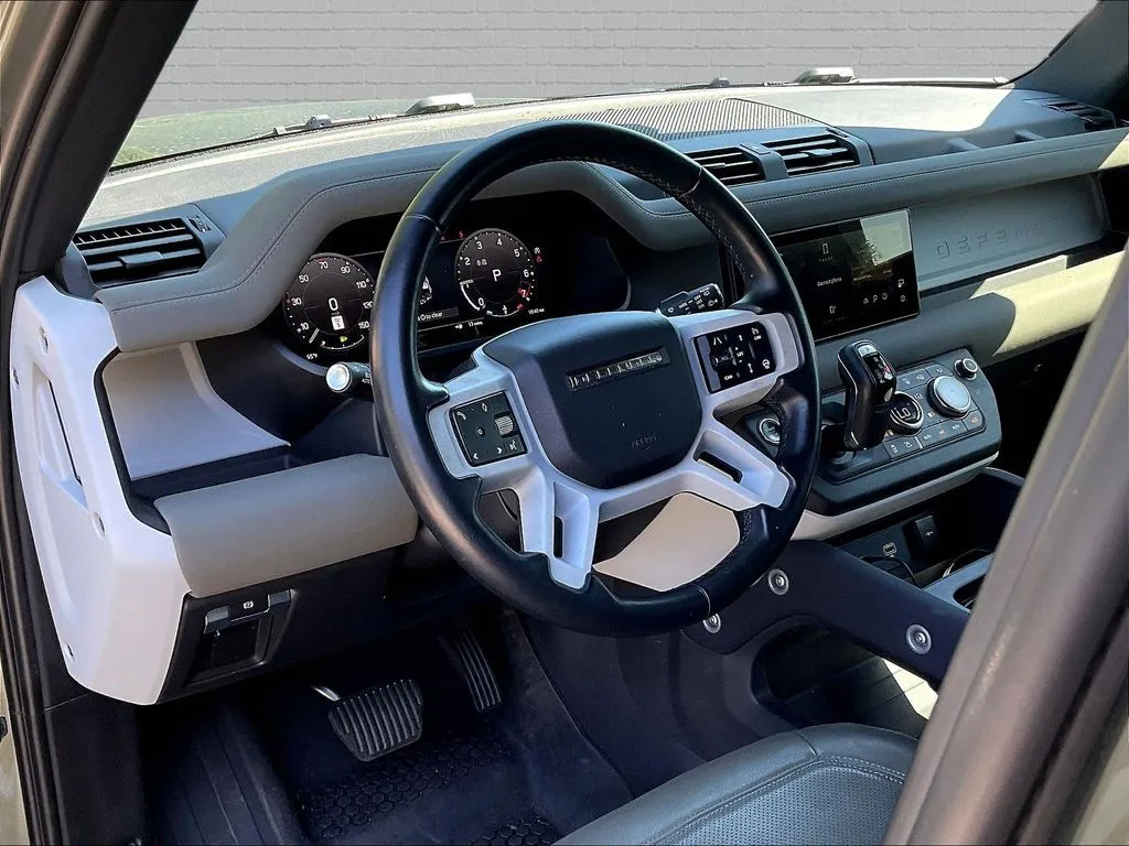 Land Rover Defender 110 photo 15