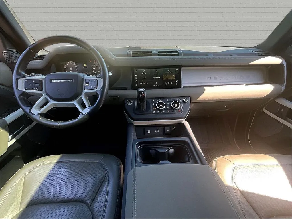 Land Rover Defender 110 photo 7