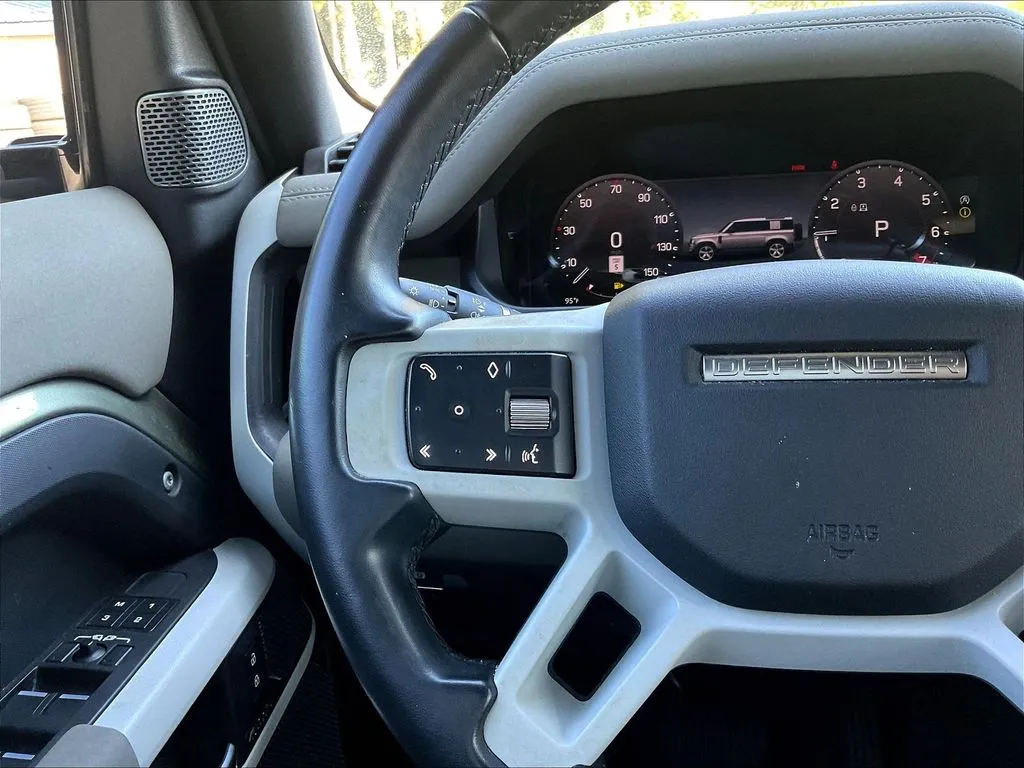 Land Rover Defender 110 photo 11