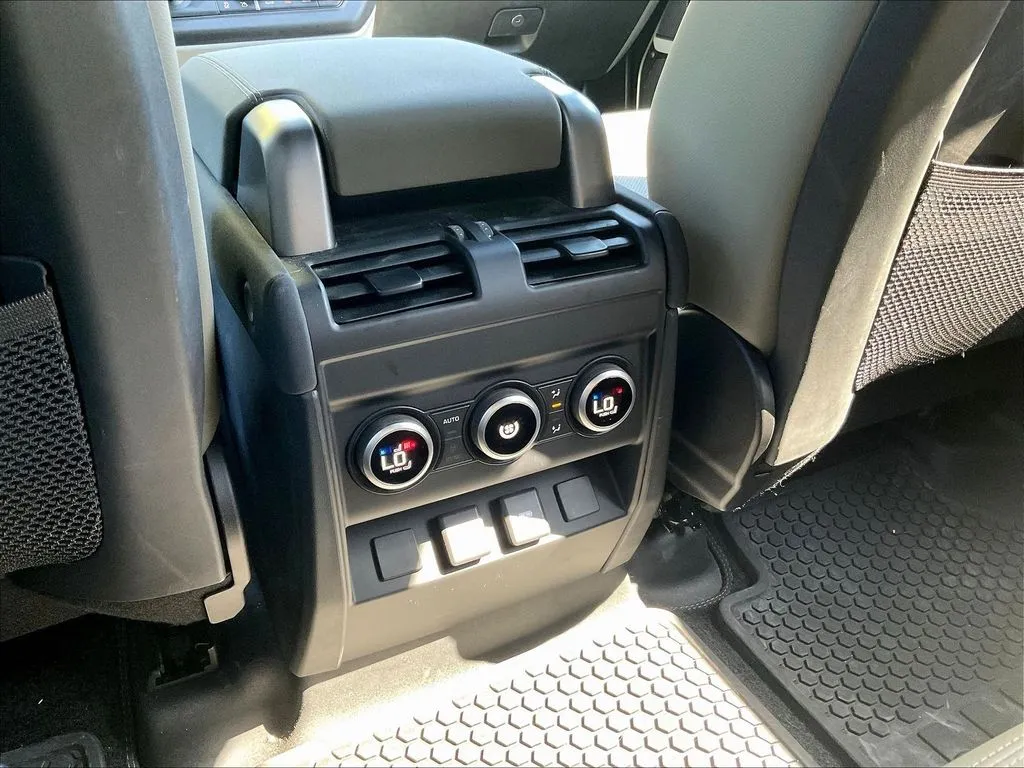 Land Rover Defender 110 photo 10