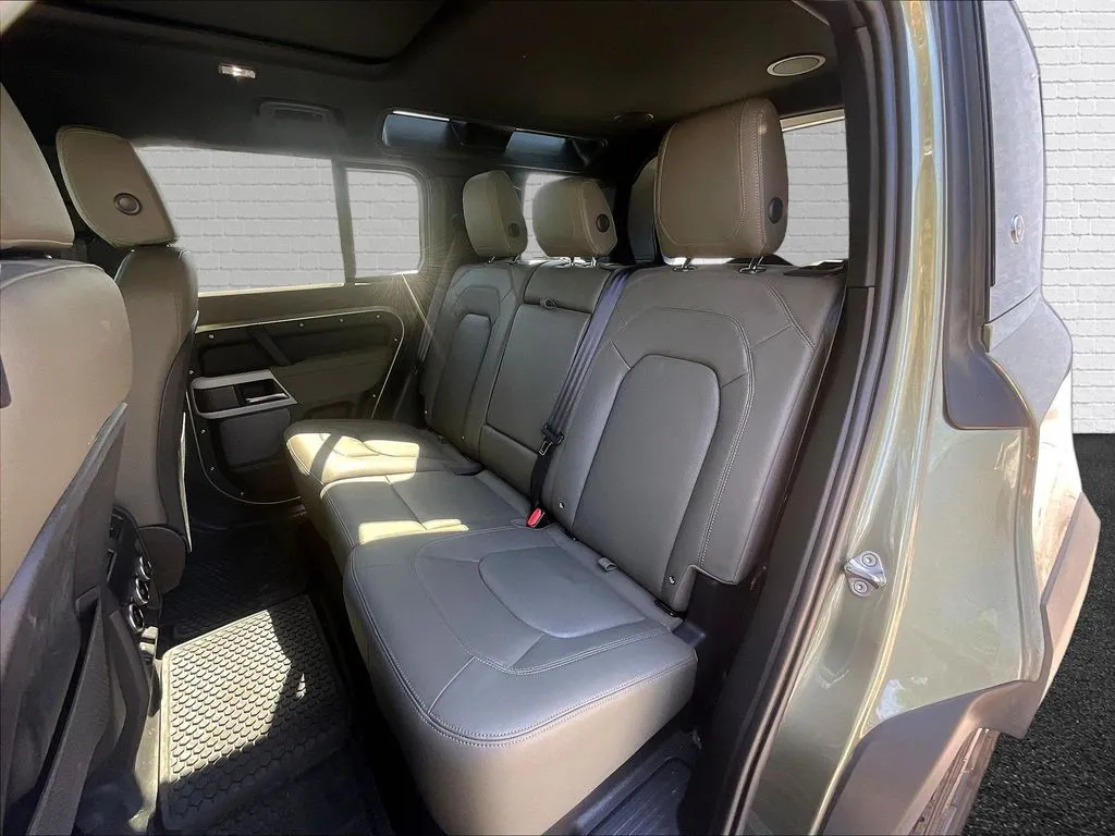 Land Rover Defender 110 photo 18