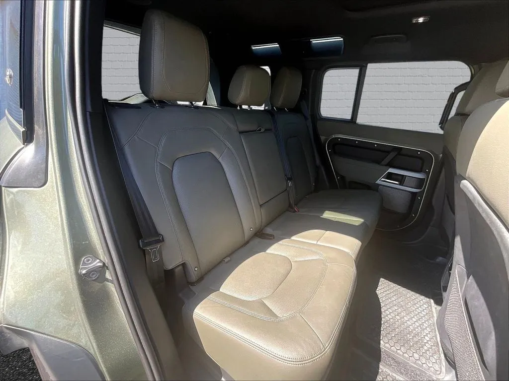 Land Rover Defender 110 photo 21