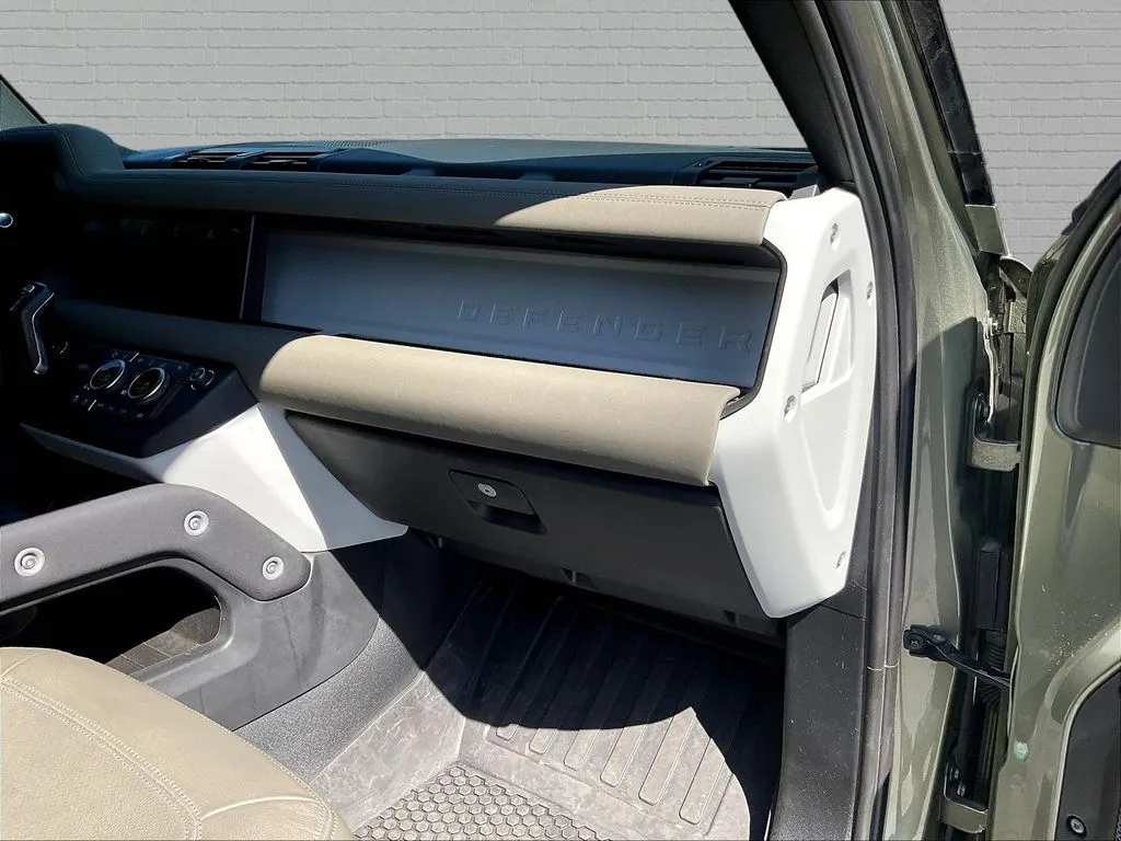 Land Rover Defender 110 photo 22