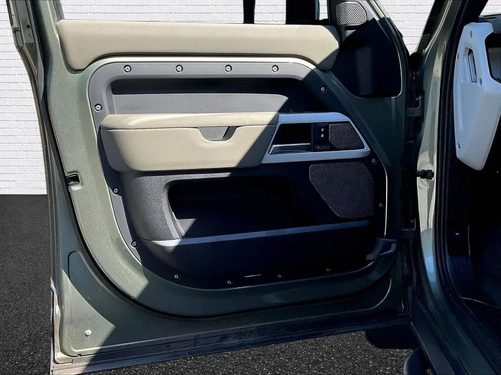 Land Rover Defender 110 photo 16