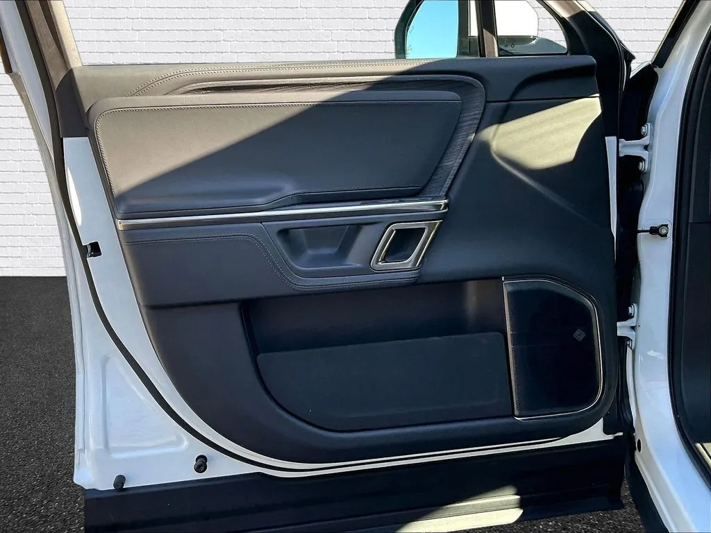 Rivian R1S photo 17