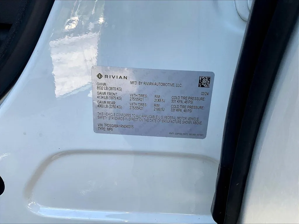Rivian R1S photo 16
