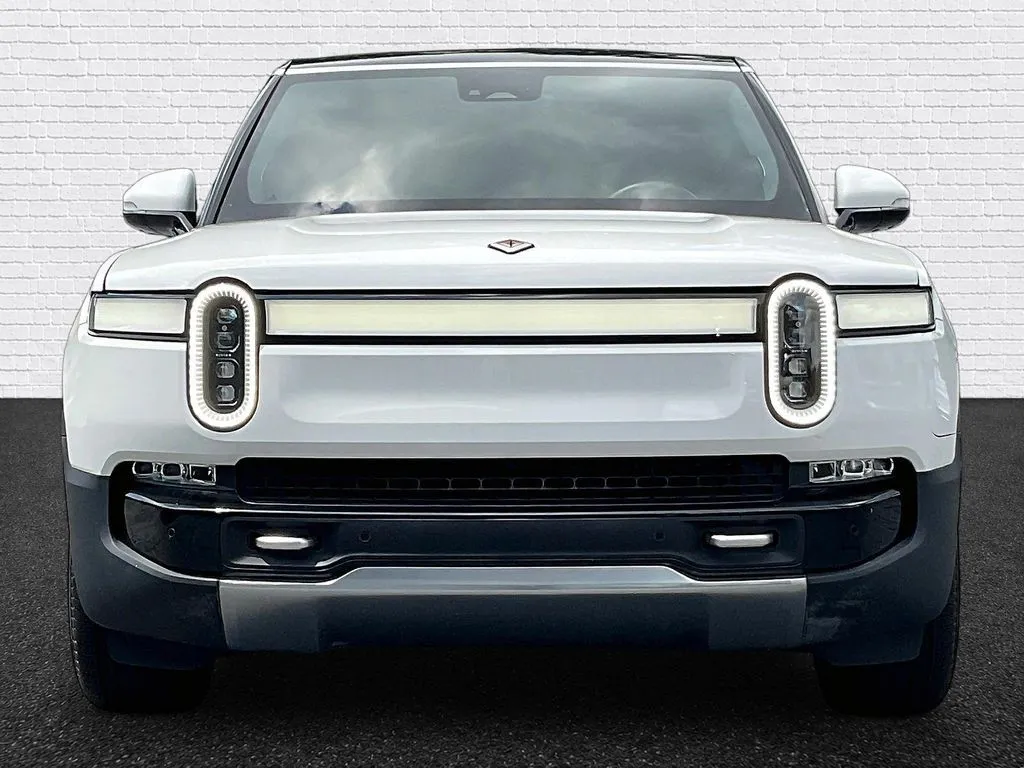 Rivian R1S photo 2