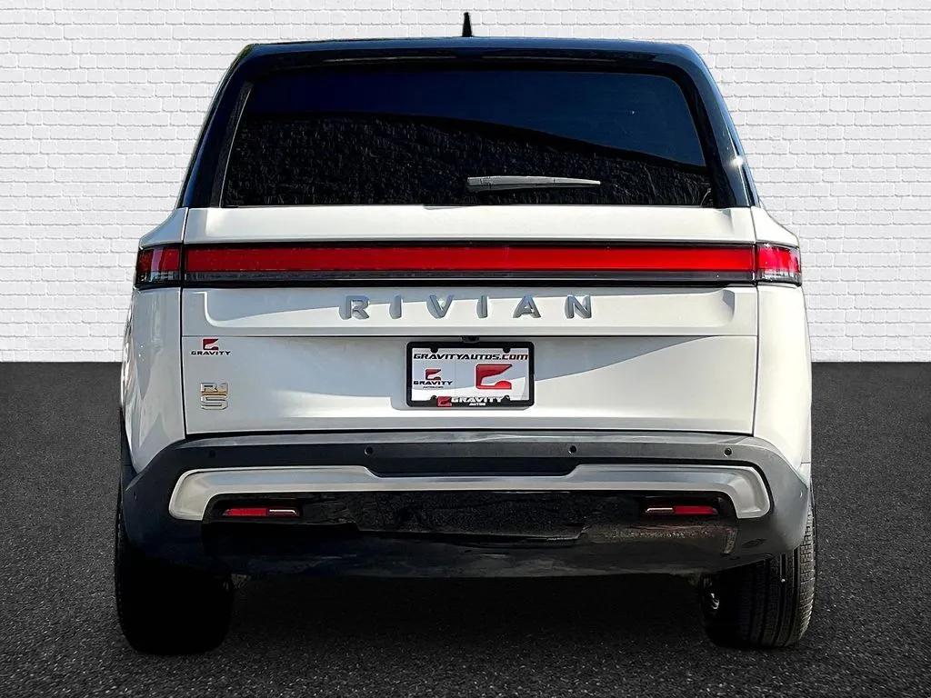 Rivian R1S photo 5