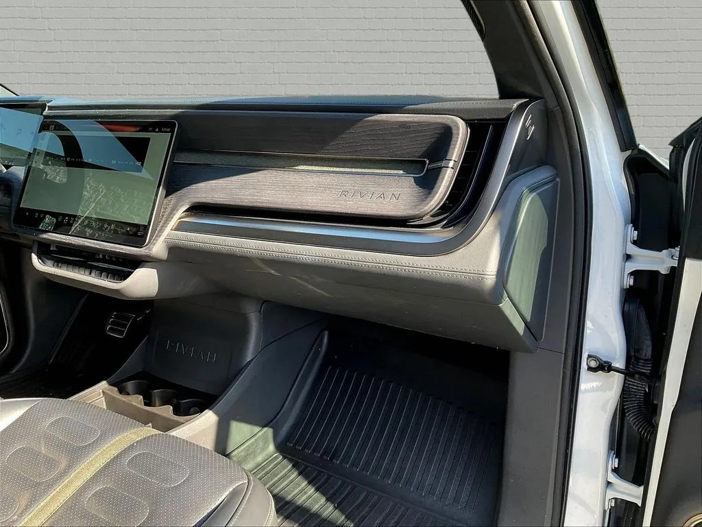 Rivian R1S photo 23