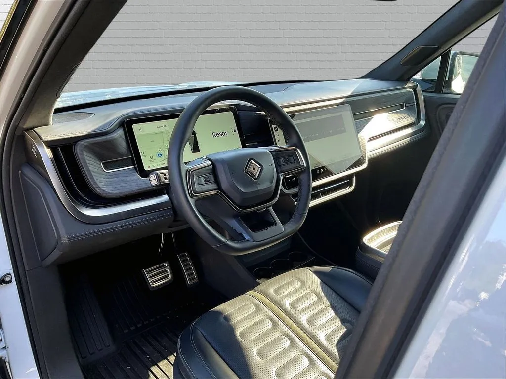 Rivian R1S photo 15