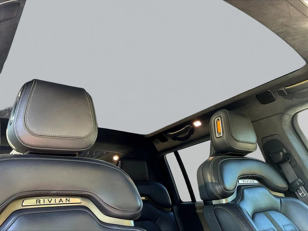Rivian R1S photo 24