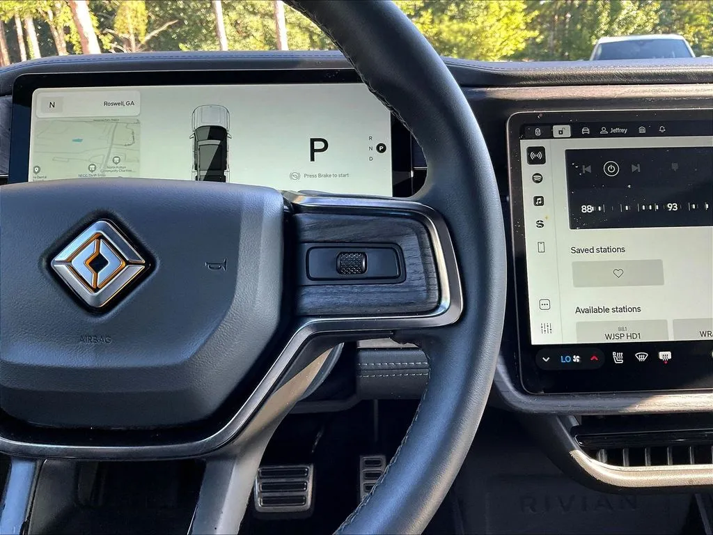 Rivian R1S photo 12