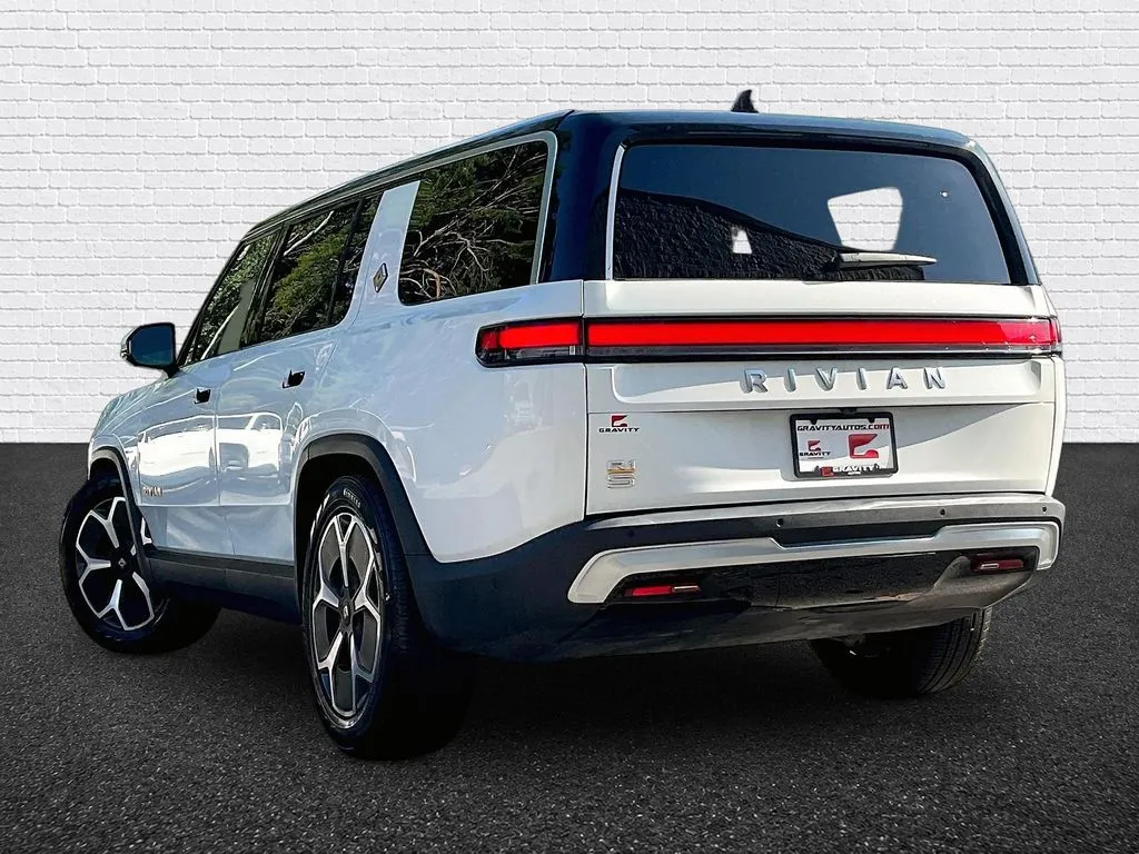Rivian R1S photo 4