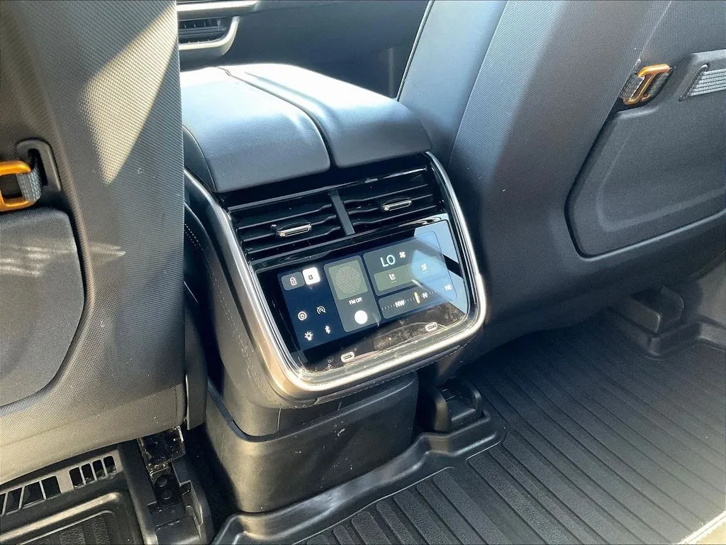 Rivian R1S photo 10