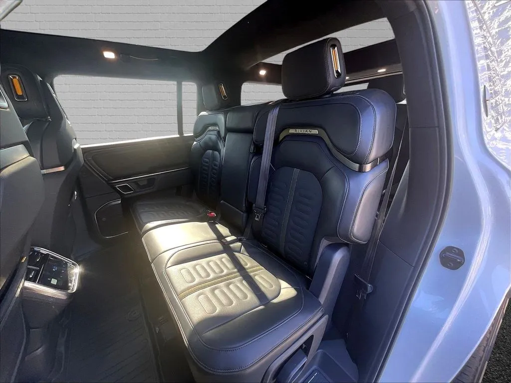 Rivian R1S photo 19