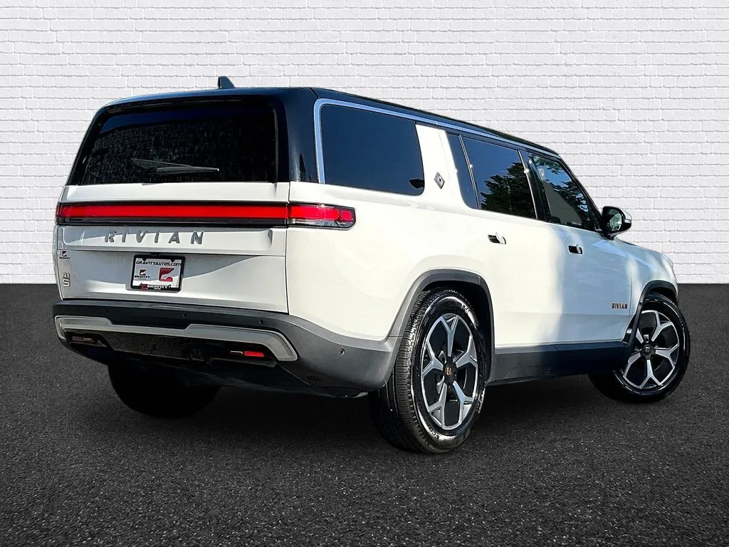 Rivian R1S photo 6
