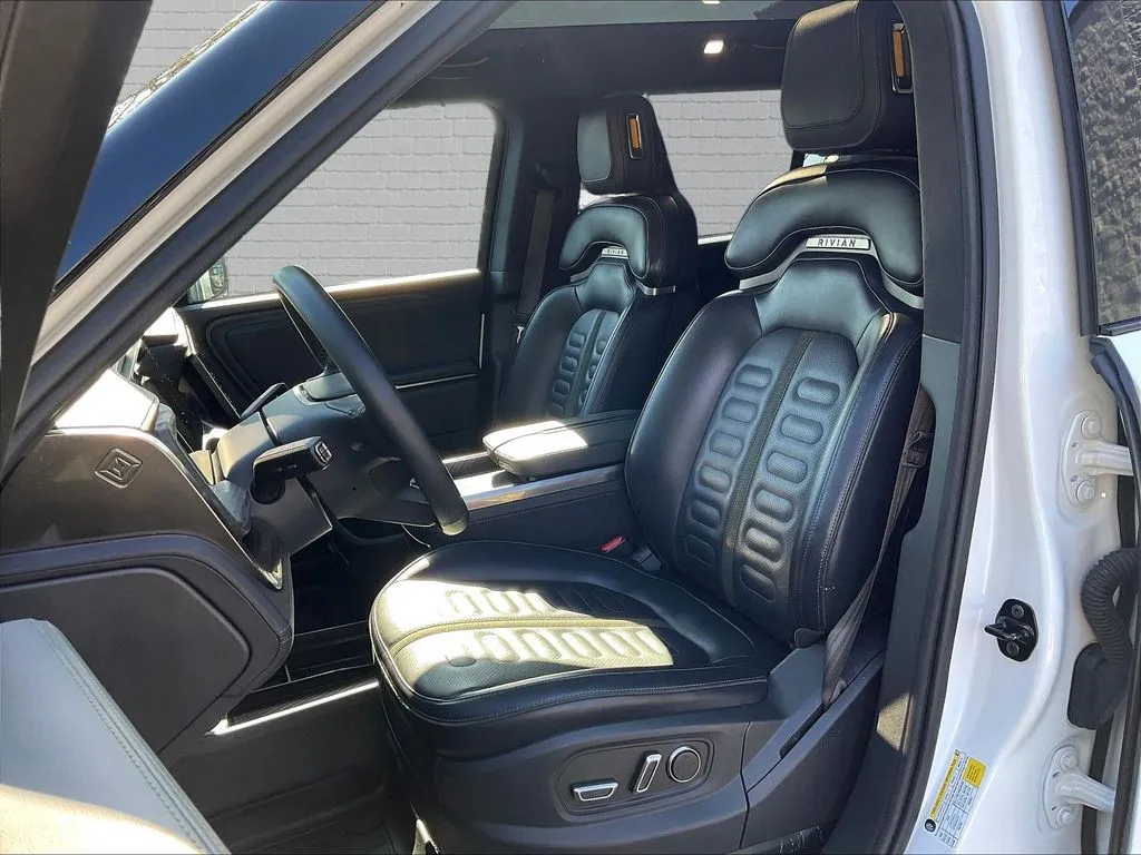 Rivian R1S photo 18